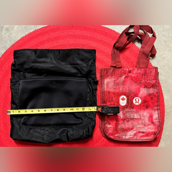 Lululemon shoulder bag, perfect material just wear on lining of snap buttons - Picture 2 of 7